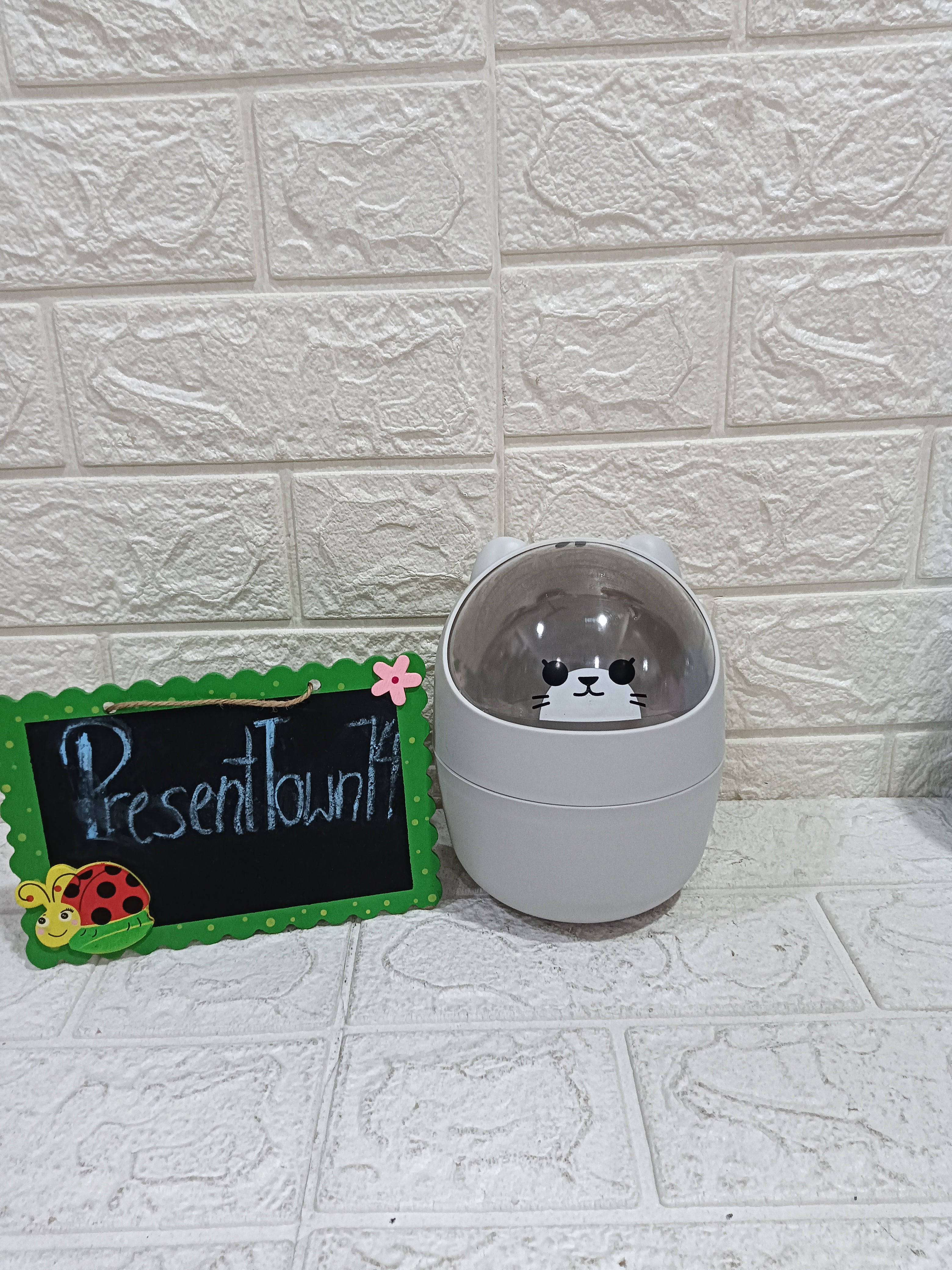 Sleek and Modern Dustbin